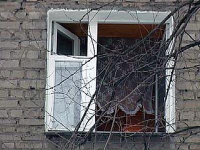 В Новотроицке мужчина выпал из окна 5-го этажа
